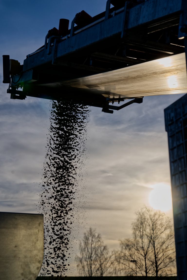 Naru Beton, Fertigbeton auf Förderband. NARU-BETON-Fertigmischbeton-Fertigbeton