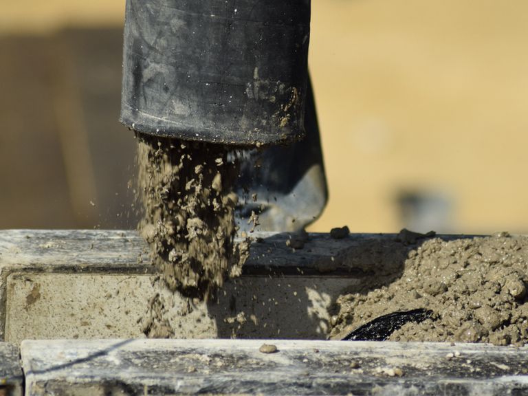 Beton in Schalung füllen. NARU-BETON-Fertigmischbeton-Fertigbeton.