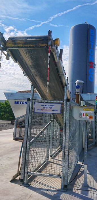 Betonwerk, Förderband für den frischen Beton. NARU-BETON-Fertigmischbeton-Fertigbeton.